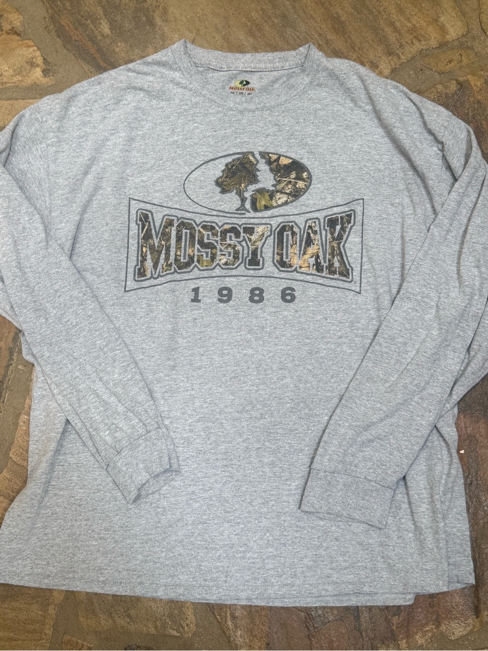 Mossy Oak 1986 retro Camo Logo Long Sleeve Graphic Shirt Men’s 2XL Gray